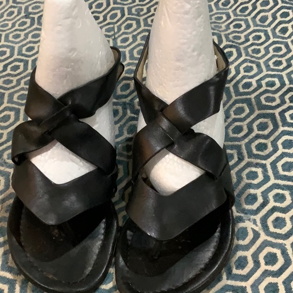 Donald J. Pliner Shoes - Donald Pliner Leather Sandal Black Wedge Shoe Thong style zip back size 6